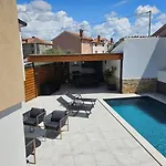 Larisa * Tar-Vabriga