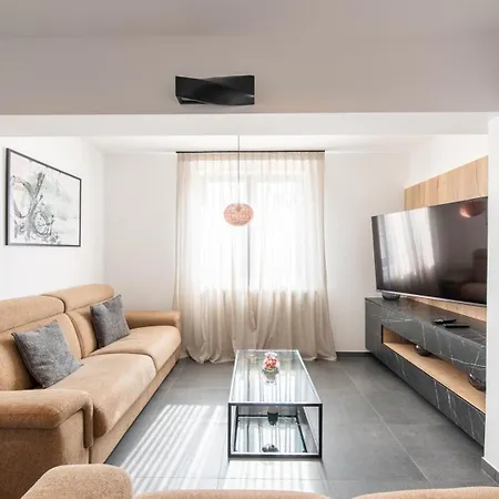 Larisa Apartment *